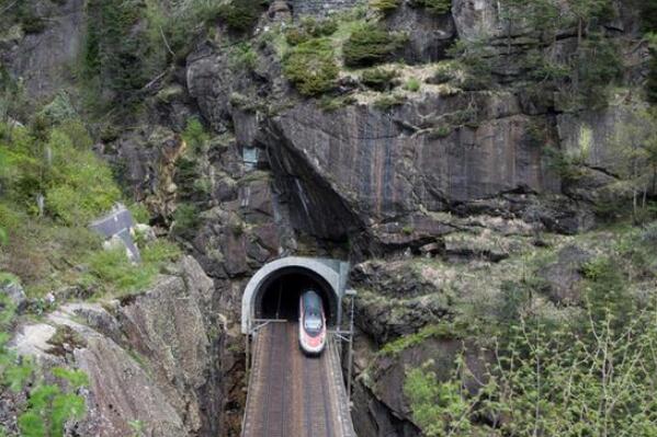 世界十大奇特隧道排名， 伦敦泰晤士河隧道上榜，第一在瑞士